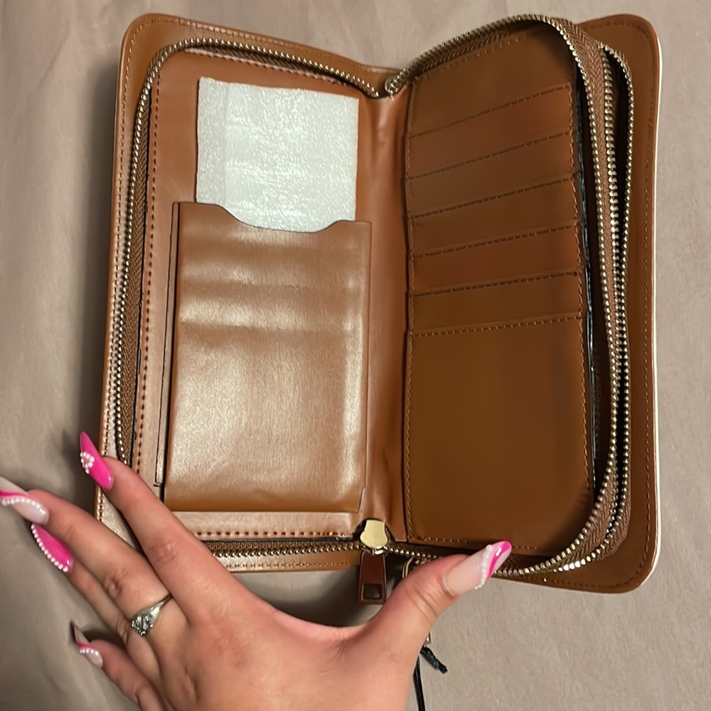 White Wallet - Picture 4 of 5